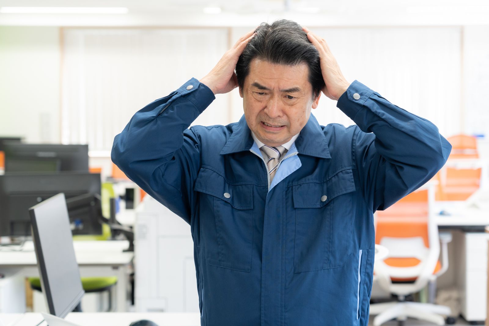 頭を抱えて悩む経営者